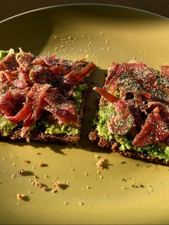 Una foto de Tostadas con aguacate y jamón