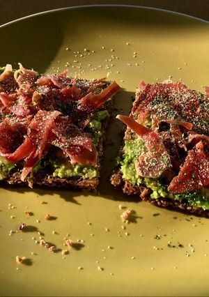 Una foto de Tostadas con aguacate y jamón