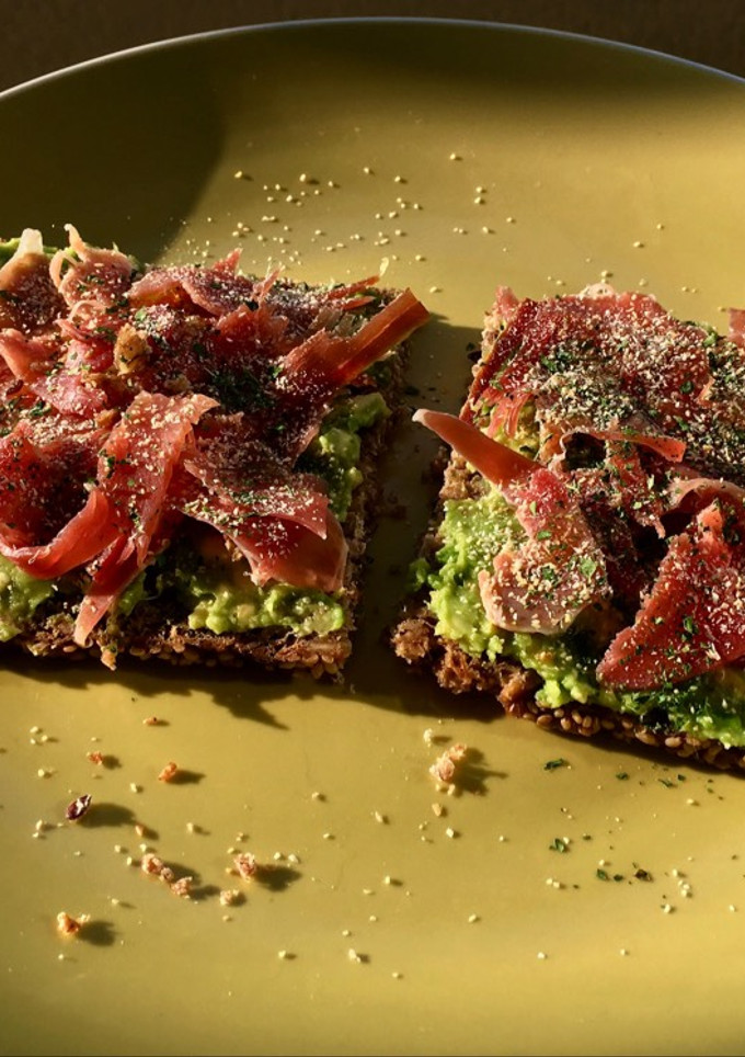 Una foto de Tostadas con aguacate y jamón
