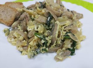 Foto principal de Revuelto de champiñones con hojas de espinacas