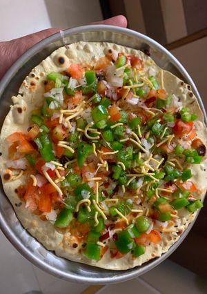 પાપડ પીઝા (Papad Pizza Recipe In Gujarati) રેસીપી મુખ્ય ફોટો