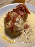 Canederli ripassati 2 con crema di formaggi e speck croccante