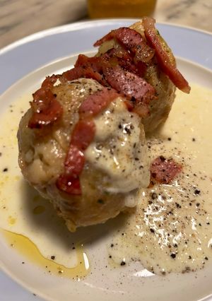 Foto di Canederli ripassati 2 con crema di formaggi e speck croccante