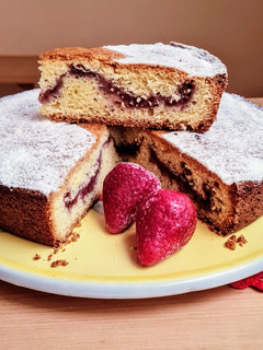 Una foto de Torta rellena de frutillas 🍓