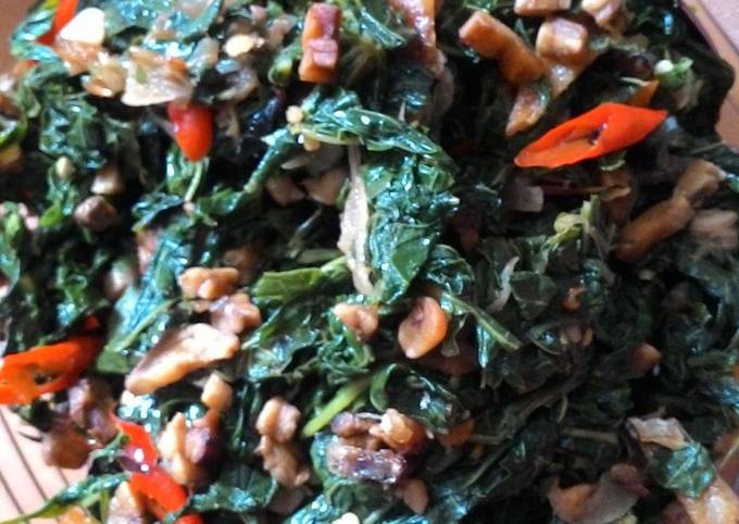 Langkah Mudah untuk Membuat 14. Tumis Daun Ubi Pepaya Lezatos yang Enak