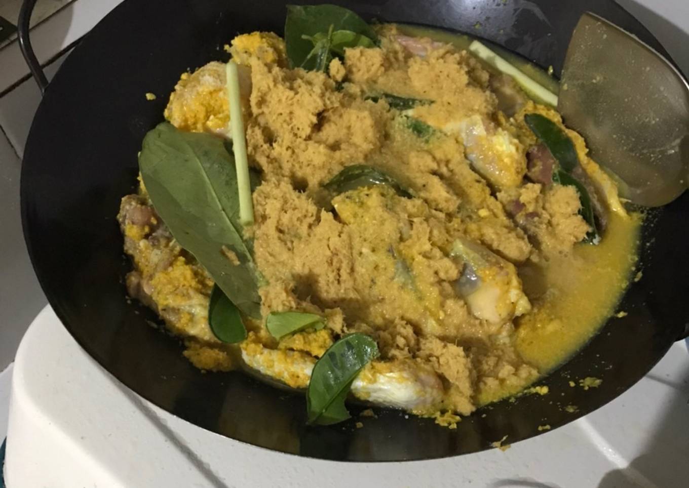 Ayam ungkep (ayam goreng) lengkuas