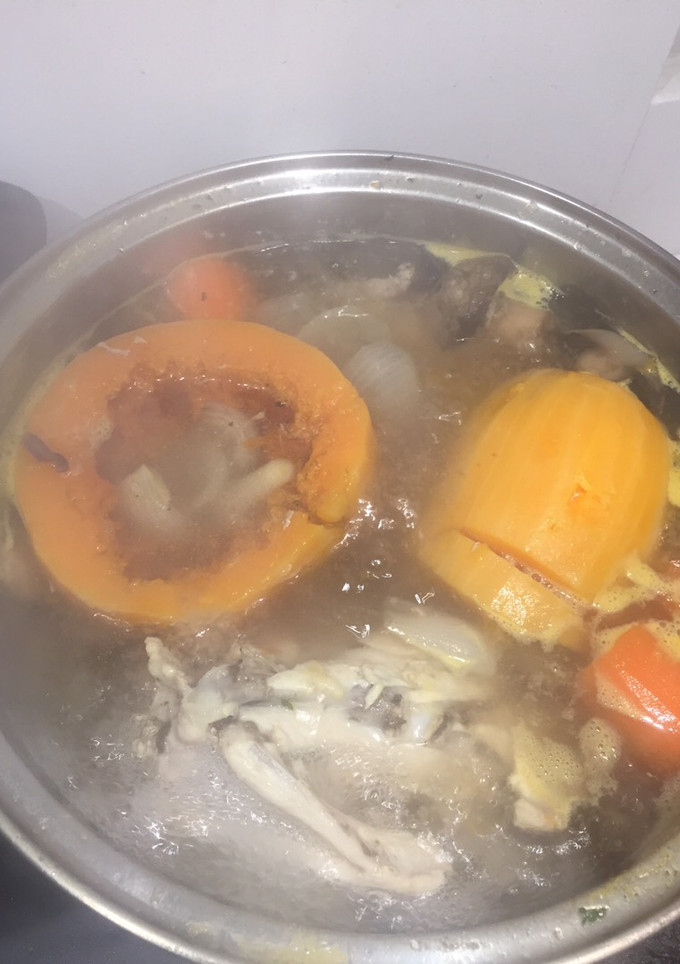 Una foto de Sopa de pollo con verduras