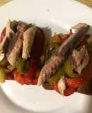 Tostas de caballa con pimientos asados