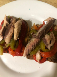 Una foto de Tostas de caballa con pimientos asados