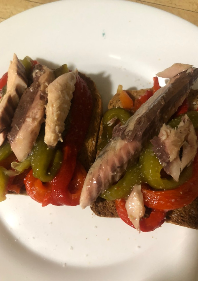 Una foto de Tostas de caballa con pimientos asados