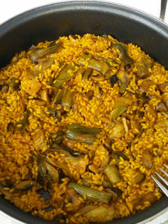 Una foto de Paella de alcachofas y setas
