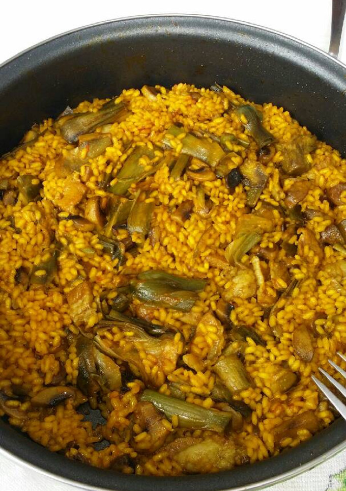 Una foto de Paella de alcachofas y setas