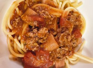 Hình của món Mì ý xỏ xúc xích sốt bò bằm.