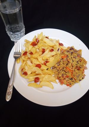 A picture of Chips and egg sauce.