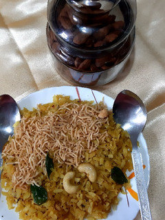 कांदा पोहा (Kanda poha recipe in hindi) रेसिपी मुख्य फोटो