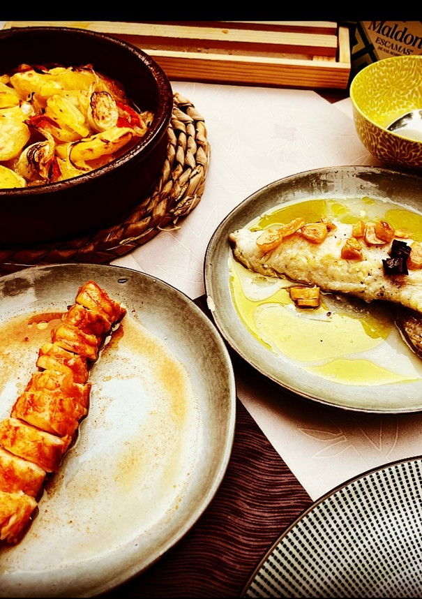Una foto de Rape a baja temperatura en dos maneras: alangostado y a la bilbaína con patatas panaderas