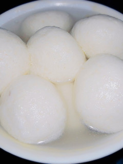 रसगुल्ला (Rasgulla recipe in Hindi) रेसिपी मुख्य फोटो