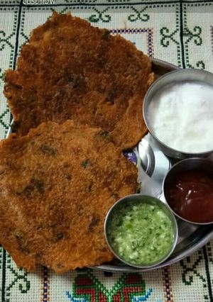 બટાકા ના ફરાળી ચીલા (Bataka Farali Chila Recipe In Gujarati) રેસીપી મુખ્ય ફોટો