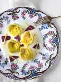 Tortelli bicolore al branzino con stracciatella e petali di cipolla