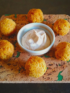 Foto di Polpette di lenticchie rosse farina di ceci e salsa allo yogurt