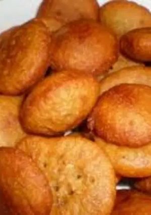A picture of Gulgule(mini doughnut).