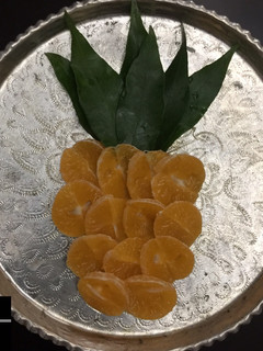 عکسی از دستور تزئین میوه به شکل آناناس 🍍