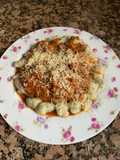 Ñoquis de papa con salsa y pollo
