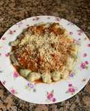 Ñoquis de papa con salsa y pollo