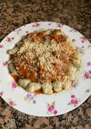 Una foto de Ñoquis de papa con salsa y pollo