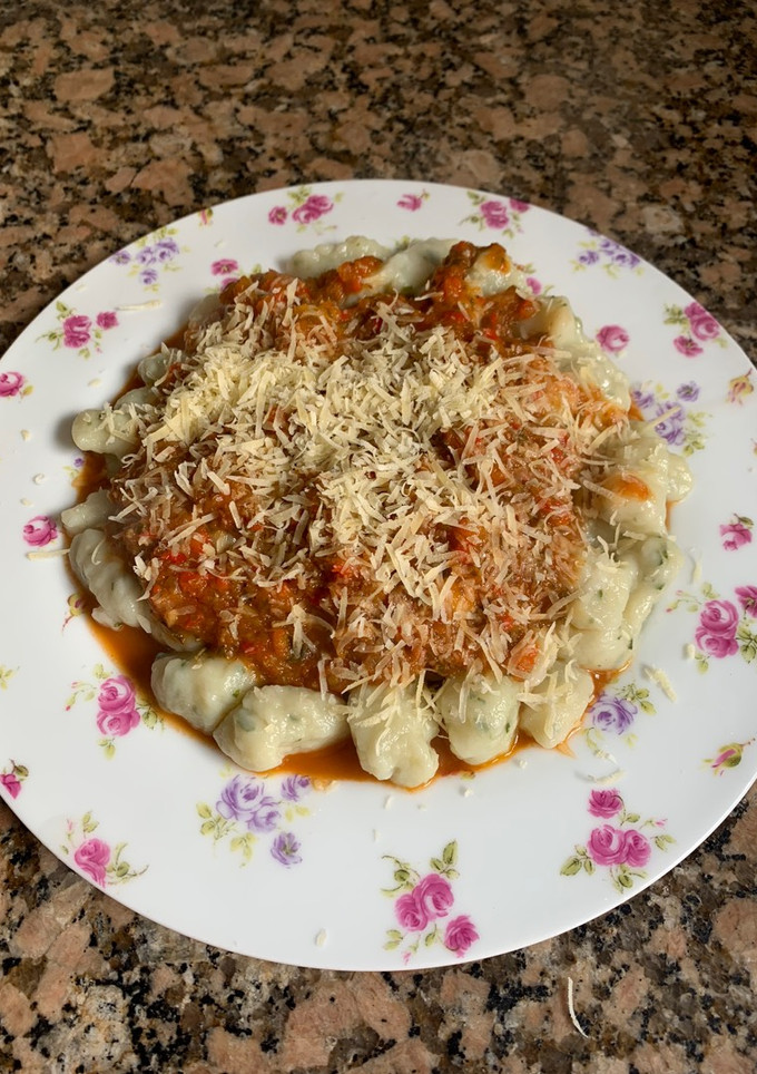 Una foto de Ñoquis de papa con salsa y pollo