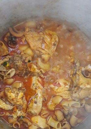 Una foto de Guiso de pollo con fideos tostados.