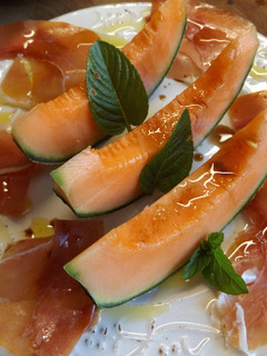 Una foto de Melón y jamón ibérico con escamas de sal y balsámico