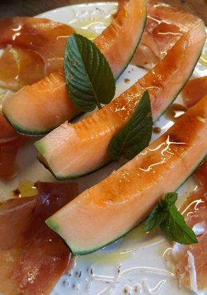 Una foto de Melón y jamón ibérico con escamas de sal y balsámico