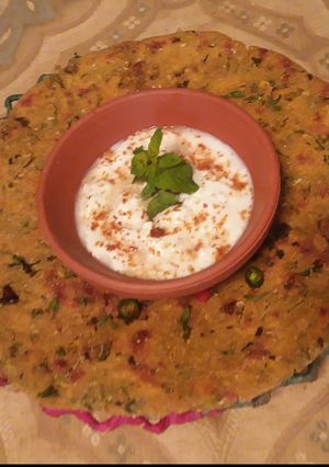 A picture of Makai ka paratha  haray masalay wala 😋.