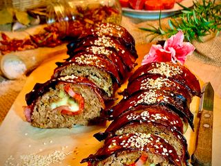 Rolo de carne picada recheado com queijo e chouriço