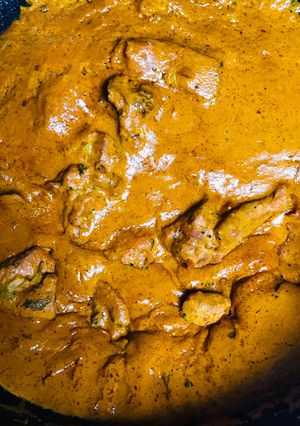 A picture of Gravy chicken with splash of charoli seeds.
