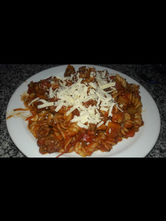 Una foto de Guiso de fideos con carne y verduras