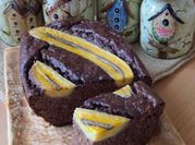 Una foto de budín de banana y cacao sin harina