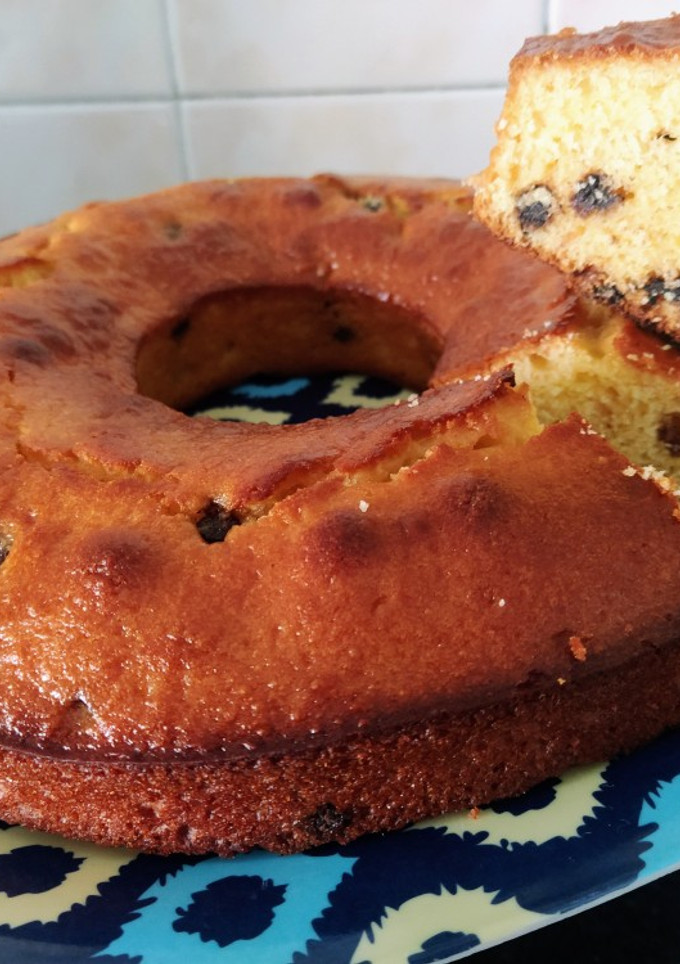 Una foto de Budín esponjoso de naranjas con pasas y chips