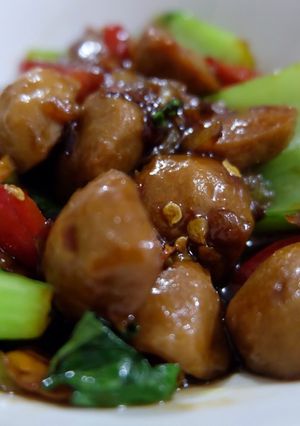 Foto resep Oseng bakso - sawi caisim pedas manis haujek! 