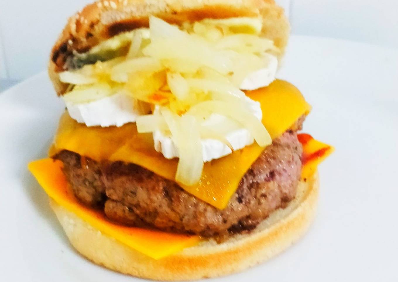 Hamburguesa de ternera, cecina, queso de cabra y cebolla caramelizada