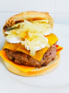 Una foto de Hamburguesa de ternera, cecina, queso de cabra y cebolla caramelizada