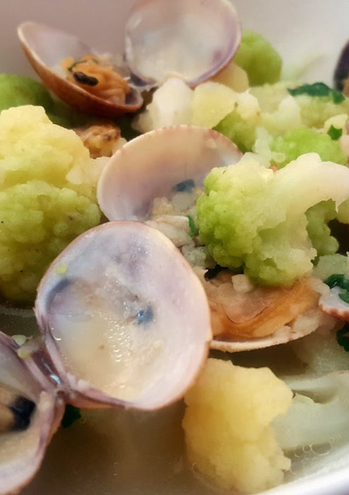 Una foto de Sopa de brócoli con almejas