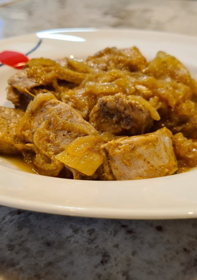 Una foto de Solomillo de cerdo encebollado al pimentón