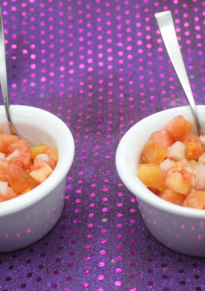 Una foto de Ensalada de tomate y cebolla