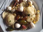 Una foto de ensalada de pasta con fruta