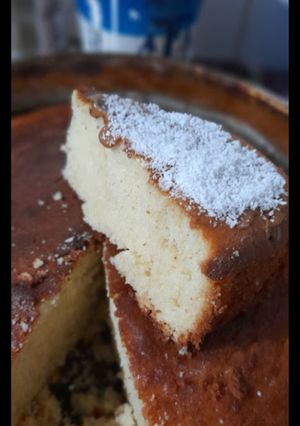Una foto de Bizcochuelo casero de dulce de leche y coco