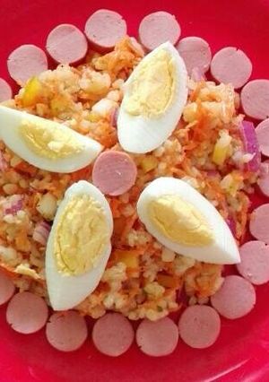 Una foto de Ensalada de arroz Yamaní con verduras, huevo y salchichas