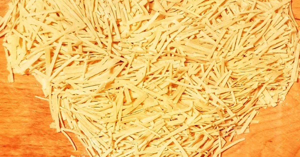 Рецепт лапши на желтках. Вкусная домашняя лапша. Домашняя лапша из желтков. Лапша домашняя тонкая. Лапша домашняя.