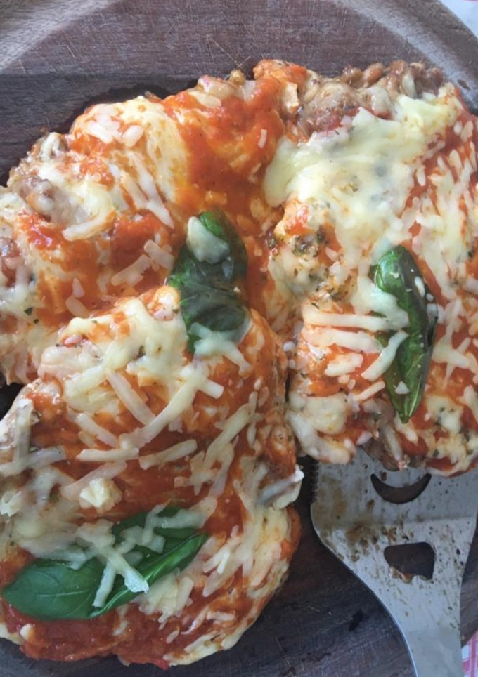Una foto de Pollo a la pizza 🇺🇾😊